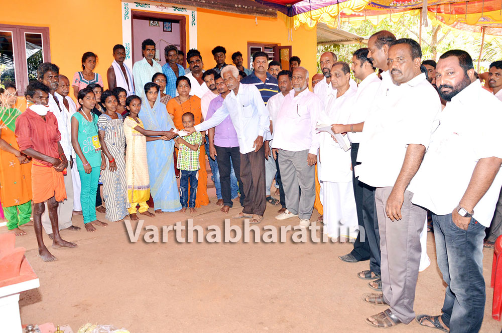 ಬಾವಿ ಬಿದ್ದು ಮೃತಪಟ್ಟ ಪಕ್ಷಿಕೆರೆ ನಿವಾಸಿ ಕುಟುಂಬಕ್ಕೆ ಸಹಾಯಧನ ಹಸ್ತಾಂತರ